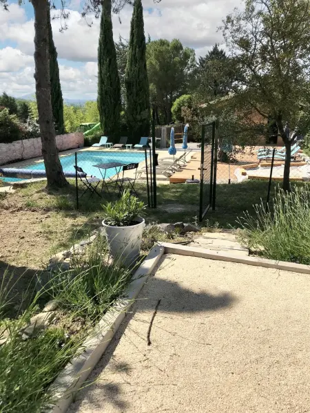 Maison avec piscine partagée et jardin clôturé à Saint-André-de-Cruzières : photo 9