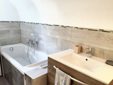 Maison avec piscine partagée et jardin clôturé à Saint-André-de-Cruzières : photo 10