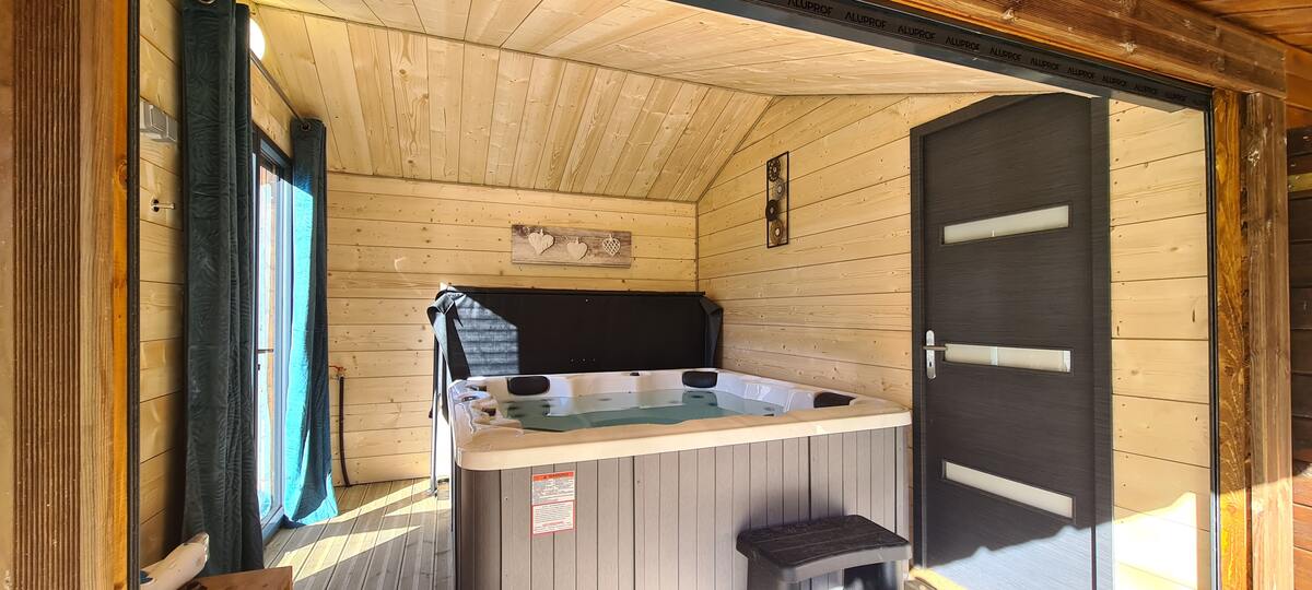 Chalet 3 étoiles à Orlu avec jacuzzi et vue montagne - Photo 1