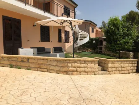 Location appartement à Lido di Noto, Appartement charmant à Lido di Noto avec jardin clôturé