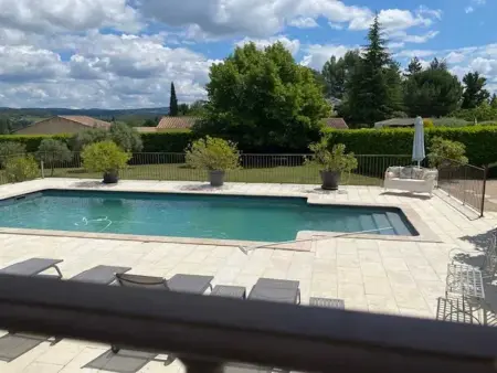 Location villa à La Tour d'Aigues, Villa spacieuse proche de Marseille avec jardin et piscine privée