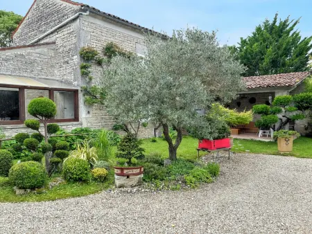 Maison de charme à Sigogne, près de Cognac, jardin clos et barbecue