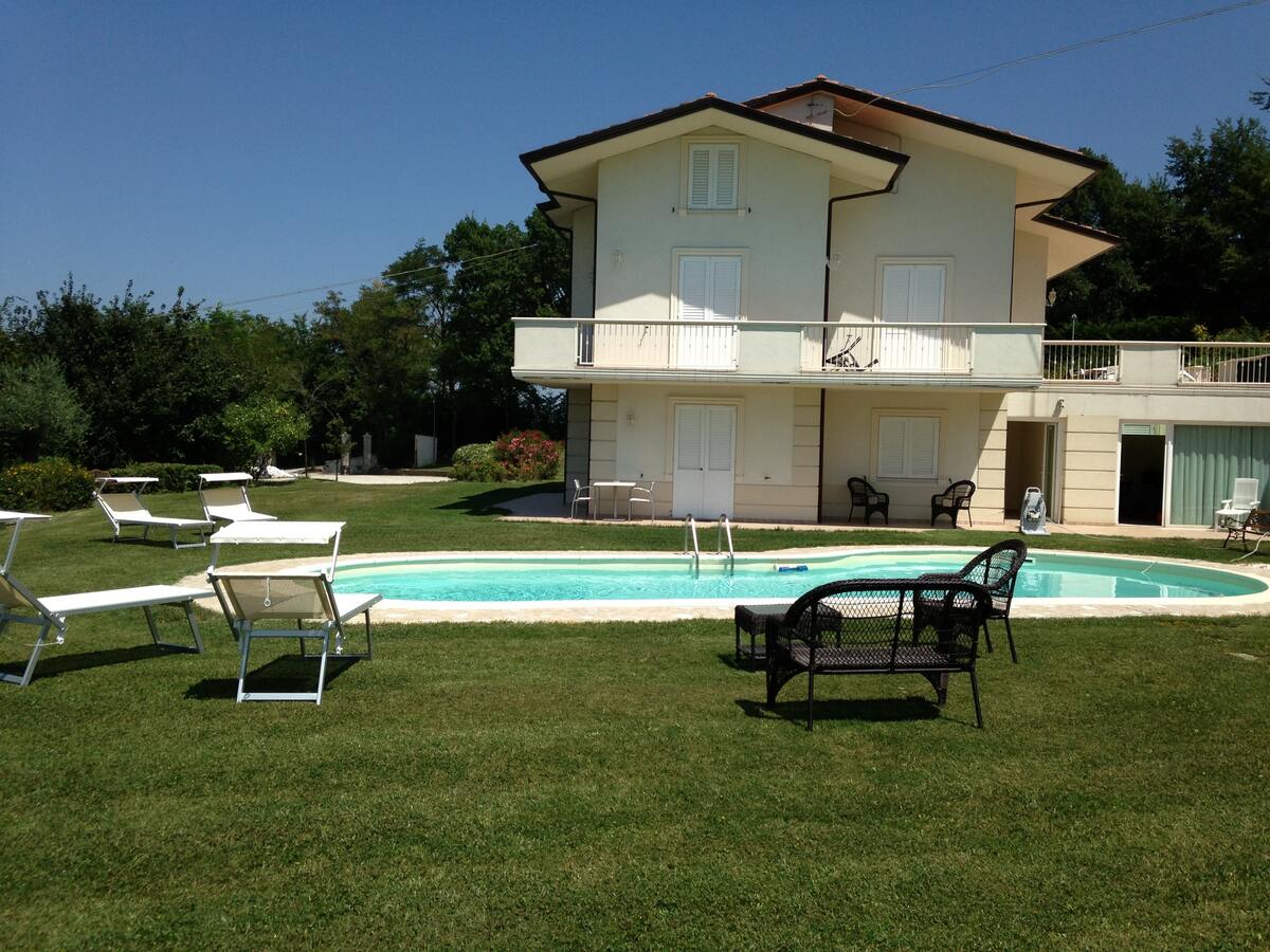 Villa 250m² 5 chambres piscine privée à Montelabbate - Photo 2