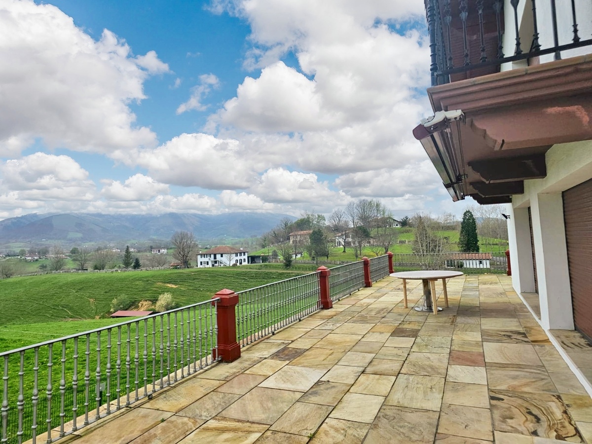 Maison 200 m² avec jacuzzi et vue montagne à Zugarramurdi - Photo 10