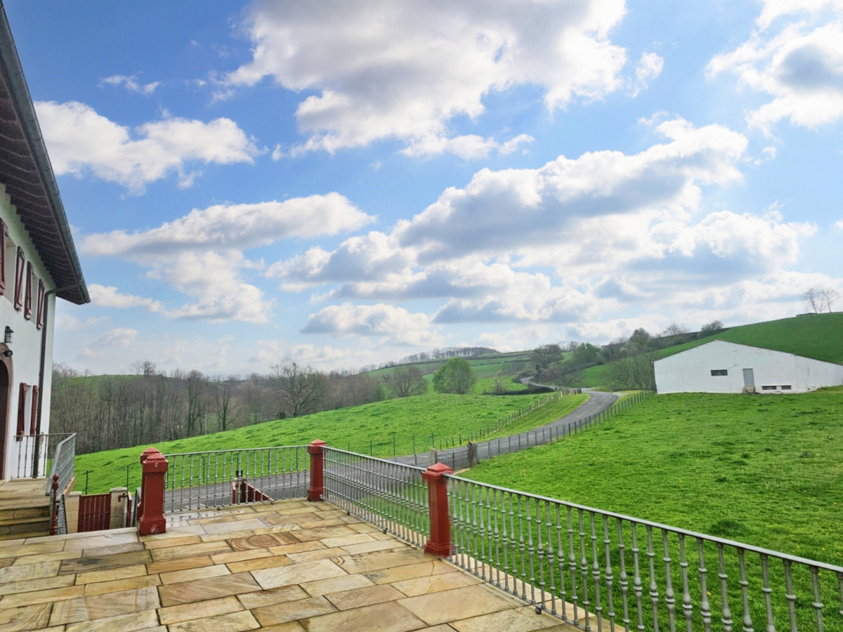 Maison 200 m² avec jacuzzi et vue montagne à Zugarramurdi - Photo 11