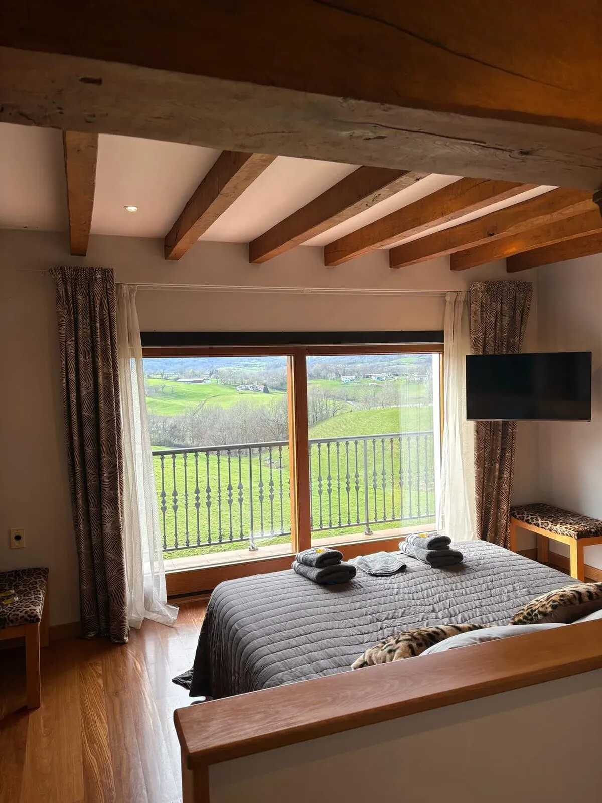 Maison 200 m² avec jacuzzi et vue montagne à Zugarramurdi - Photo 15