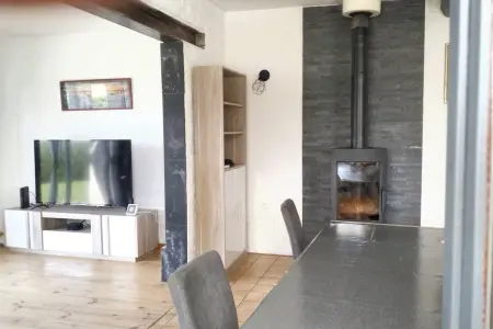 Maison avec jardin clôturé et barbecue à Écrainville : photo 3