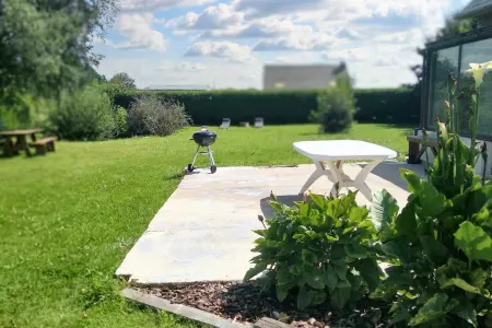 Maison avec jardin clôturé et barbecue à Écrainville : photo 5