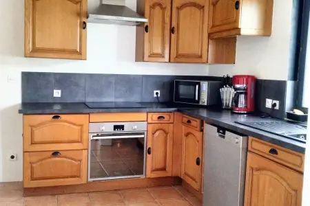 Maison avec jardin clôturé et barbecue à Écrainville : photo 10