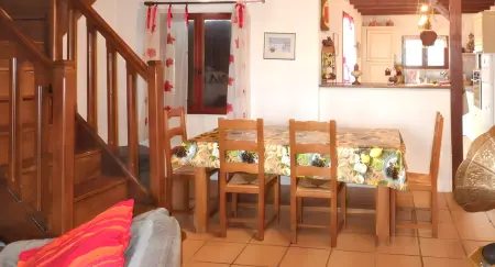 Maison avec vue montagne, cheminée et jardin clos à Coucouron : photo 3