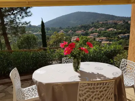 Appartement 34 m² à Roquebrune-sur-Argens, vue mer et piscine : photo 2