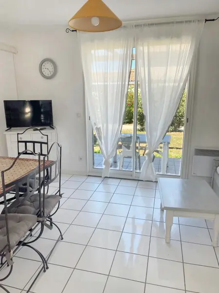 Maison avec piscine partagée et vue lac, Saint-Saturnin-lès-Avignon : photo 2