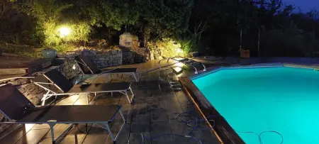 Location appartement à Draguignan, Studio charmant avec piscine partagée à Draguignan, 42 m²