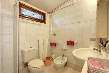 Villa avec piscine privée et jardin clôturé à Florence : photo 16