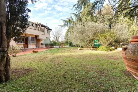 Villa avec piscine privée et jardin clôturé à Florence : photo 47