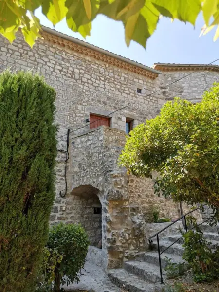 Location maison à Balazuc, Maison de charme à Balazuc avec jardin et mobilier extérieur