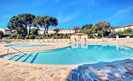 Maison avec piscine partagée et jardin clos à Gassin : photo 3