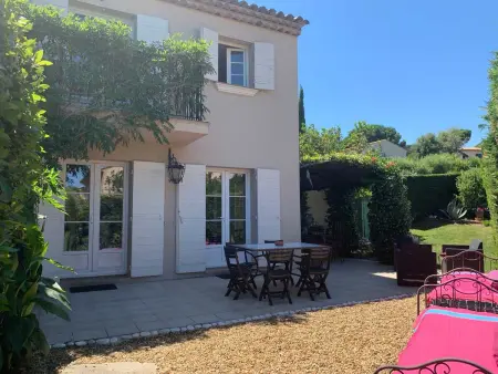 Maison avec piscine partagée et jardin clos à Gassin : photo 4