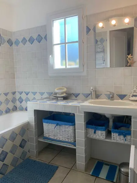 Maison avec piscine partagée et jardin clos à Gassin : photo 19