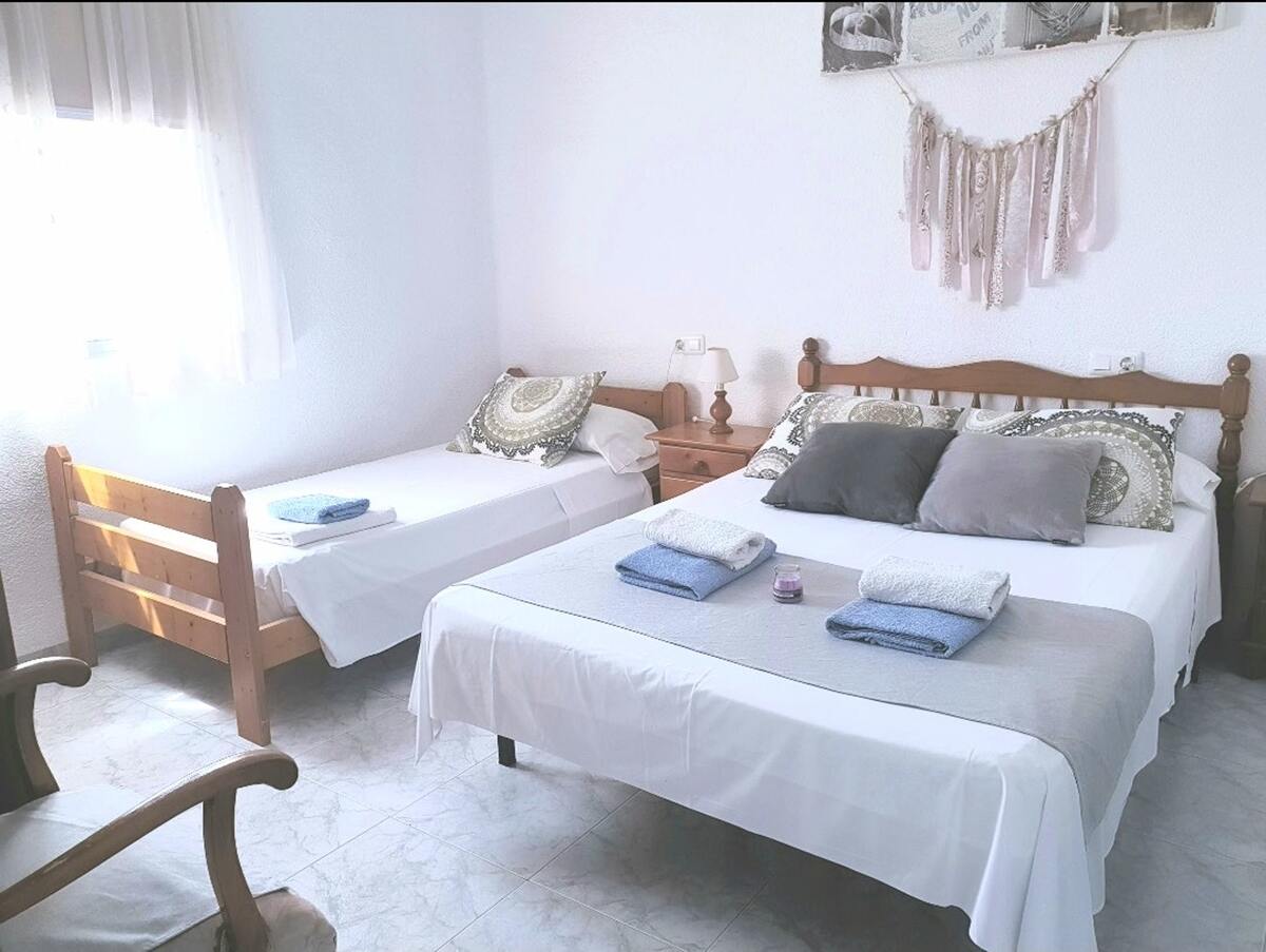 Maison 15 pers., 5 chambres avec jardin clôturé à Poble Nou - Photo 6