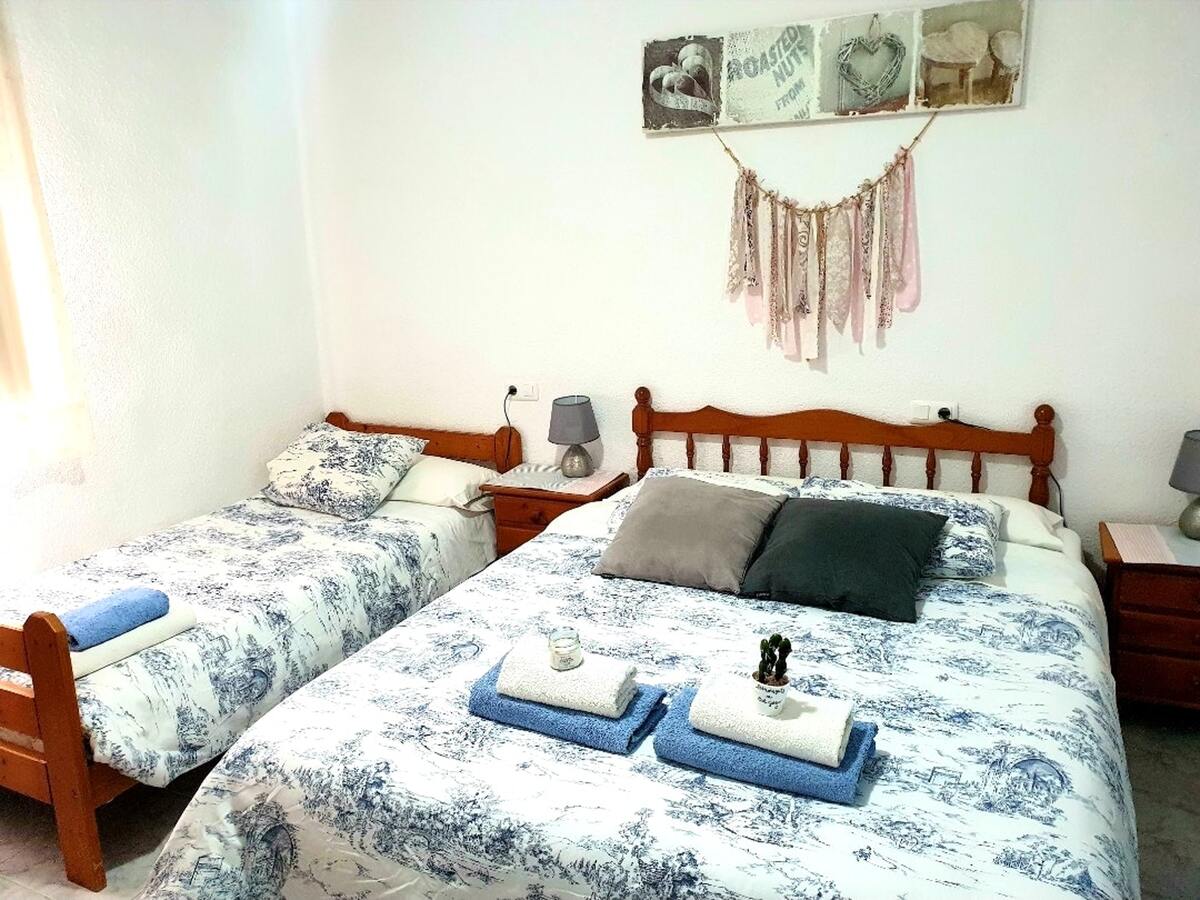 Maison 15 pers., 5 chambres avec jardin clôturé à Poble Nou - Photo 11