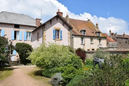 Location maison à Souvigny, Maison confortable Souvigny + Jardin