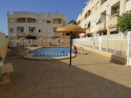 Location appartement à Torrevieja, Appartement élégant à Torrevieja avec piscine partagée