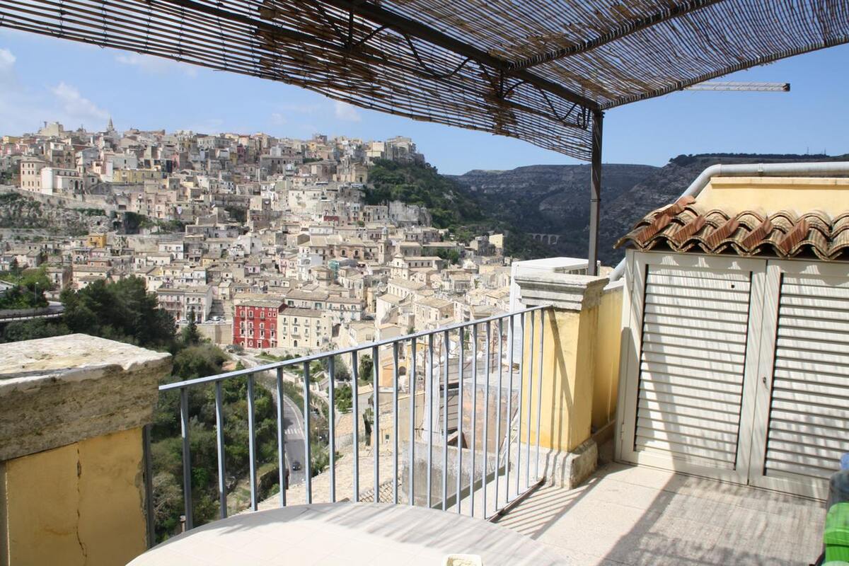 Maison avec balcon et vue sur la ville à Ragusa, Sicile - Photo 1