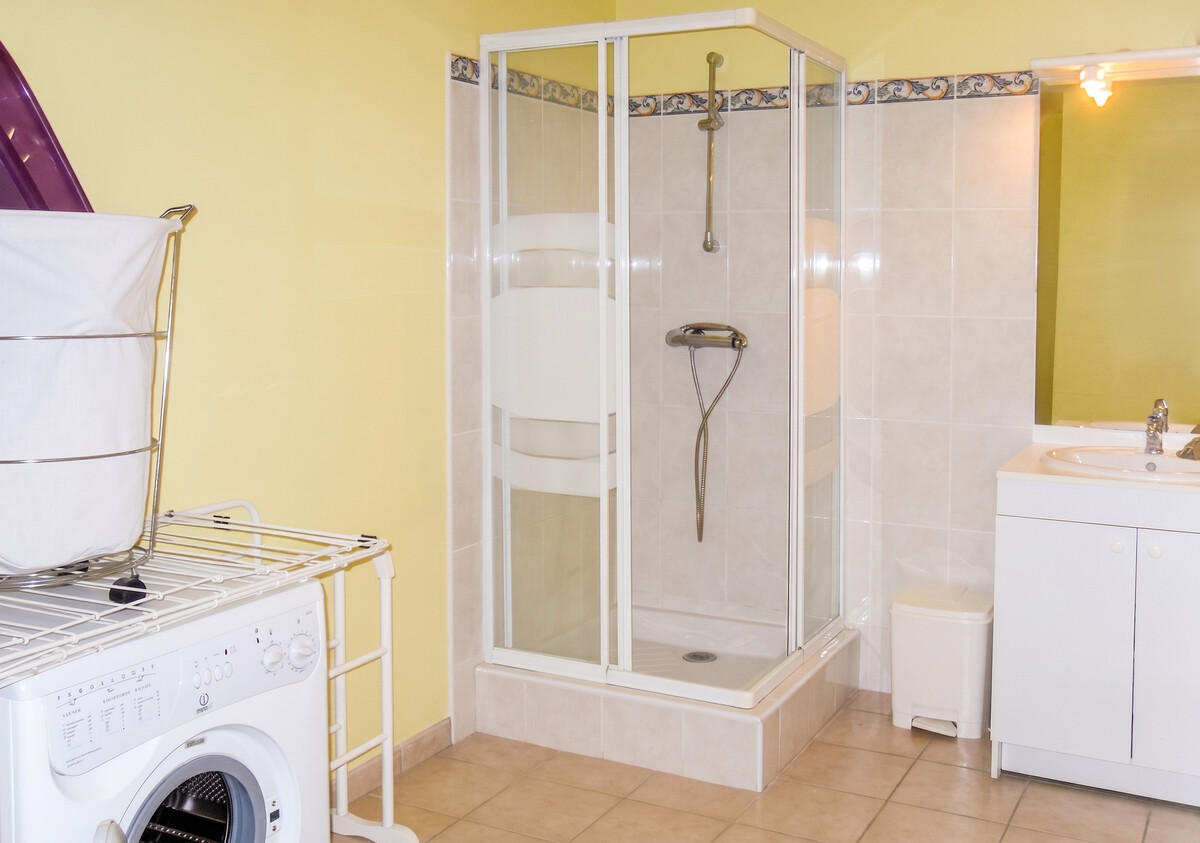 Maison 6 personnes piscine privée et jardin à Puycelsi - Photo 8