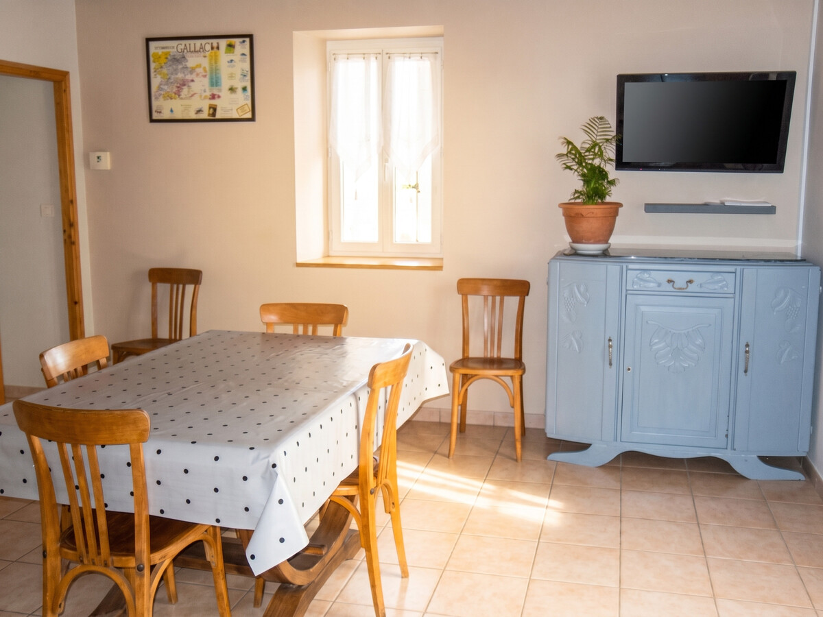 Maison 6 personnes piscine privée et jardin à Puycelsi - Photo 12