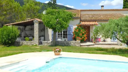 Location villa à Pompignan, Villa Charmante à Pompignan avec Piscine et Jardin