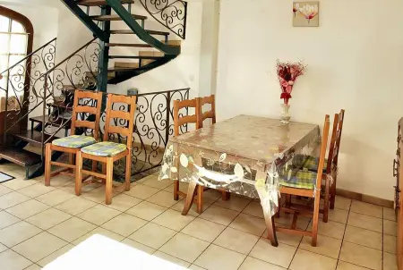 Location maison à Mostuéjouls, Maison pittoresque à Mostuéjouls avec vue sur la montagne