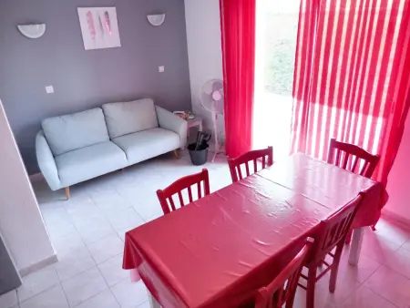 Maison familiale à Salavas avec piscine partagée et jardin : photo 4