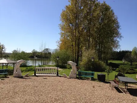 Villa 14 chambres à Courtenay : jardin clôturé et vue sur lac : photo 2