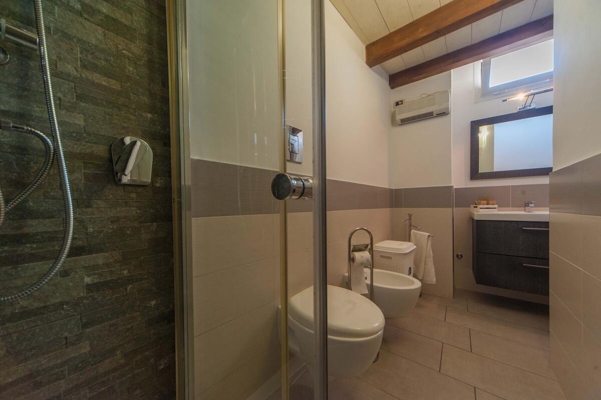 Appartement 50m² à Trani, vue ville et balcon - Photo 7