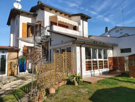 Location maison à Marina di Ravenna, Maison charmante à Marina di Ravenna avec jardin clôturé
