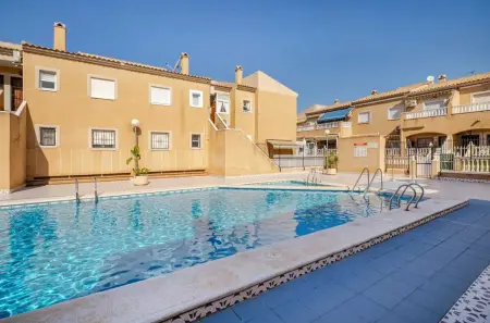 Location appartement à Torrevieja, Studio charmant à Torrevieja, 75 m² avec piscine partagée