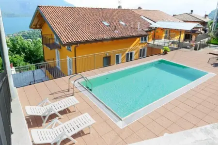 Location appartement à Vercana, Appartement avec vue sur lac à Vercana, piscine partagée