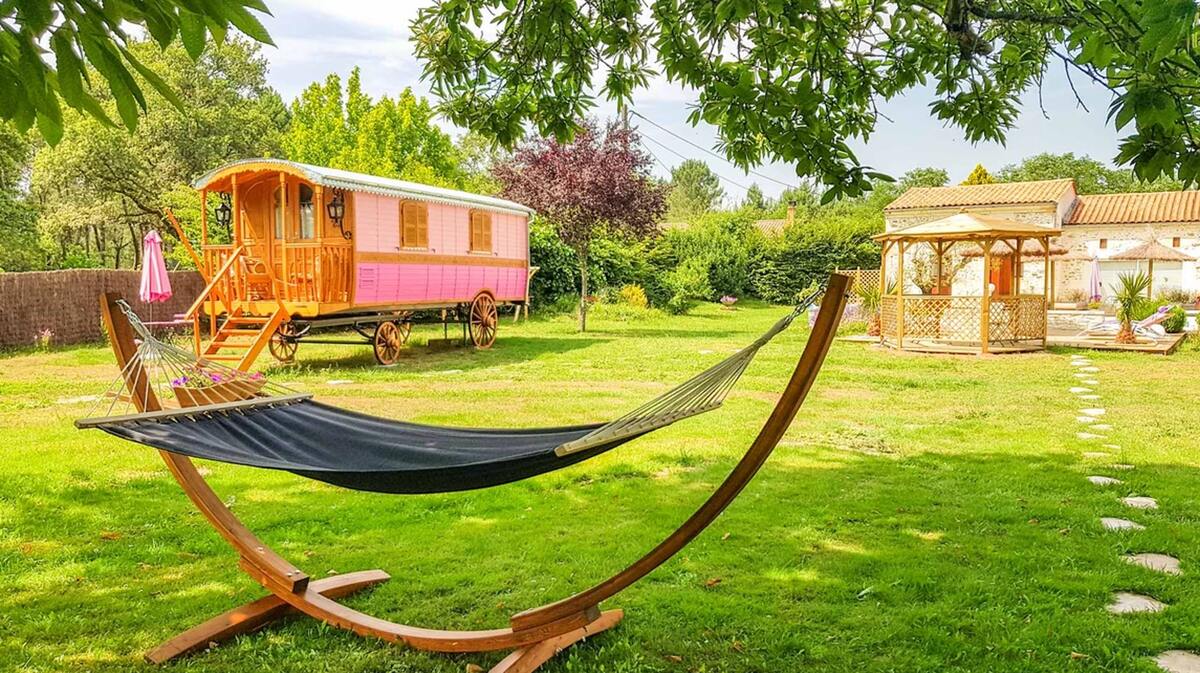 Bungalow 2 pers. à Bussac-Forêt, piscine et terrasse - Photo 1