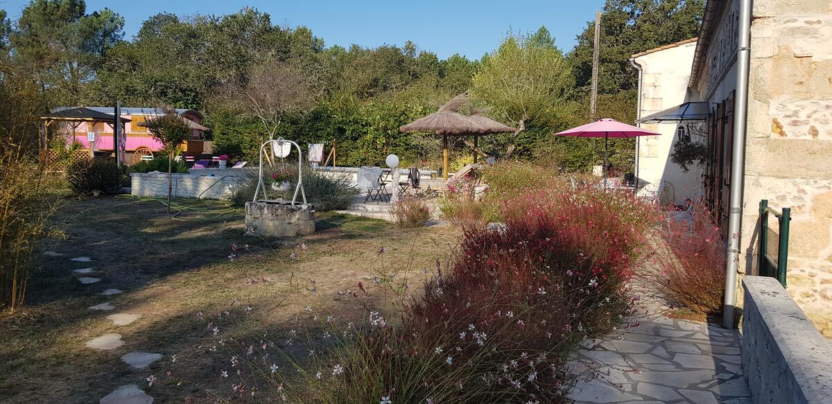 Bungalow 2 pers. à Bussac-Forêt, piscine et terrasse - Photo 13