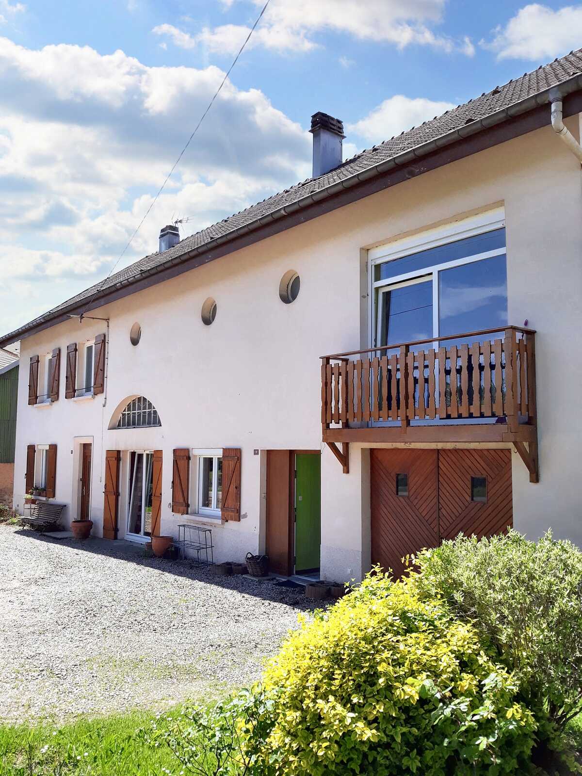 Appartement 90m² avec balcon et parking gratuit - Photo 1