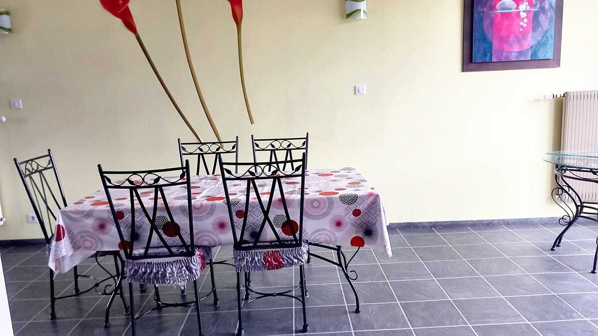 Appartement 90m² avec balcon et parking gratuit - Photo 8