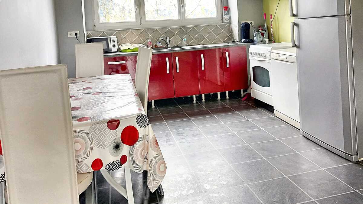 Appartement 90m² avec balcon et parking gratuit - Photo 13