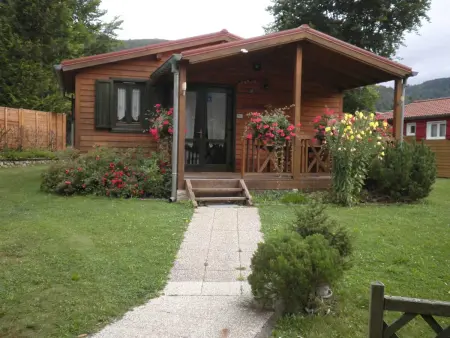 Location chalet à Ranspach, Chalet cosy à Ranspach dans un camping avec piscine partagée