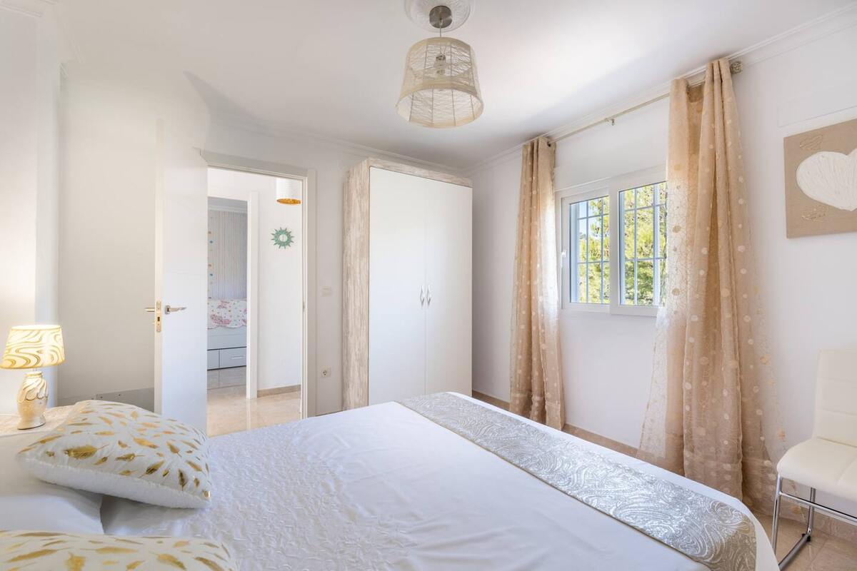 Villa avec piscine privée à eau salée à Competa, vue montagne - Photo 11
