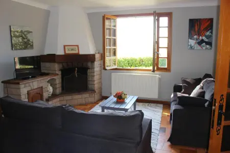 Maison familiale avec terrasse et cheminée à Langogne : photo 3