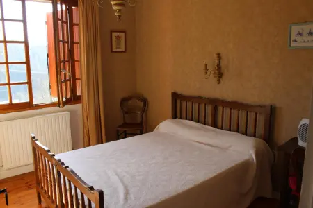 Maison familiale avec terrasse et cheminée à Langogne : photo 9