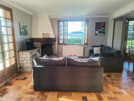 Maison familiale avec terrasse et cheminée à Langogne : photo 13