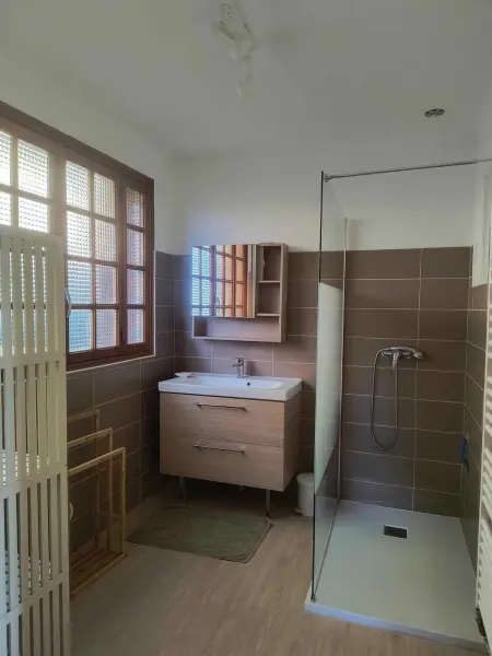 Maison familiale avec terrasse et cheminée à Langogne : photo 15
