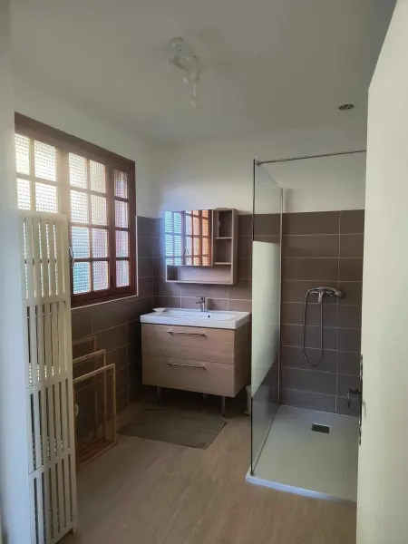 Maison familiale avec terrasse et cheminée à Langogne : photo 18
